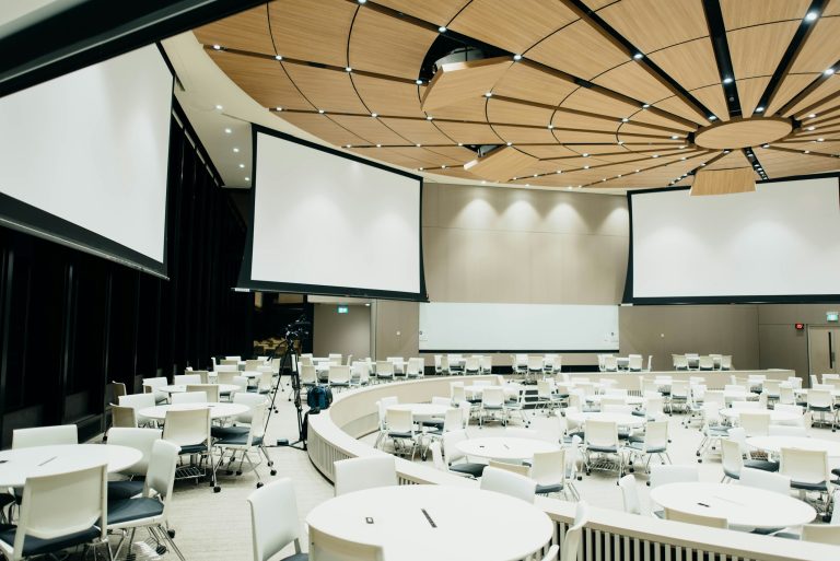 Espaços para eventos multifuncionais e modulares são vantajosos para os hotéis | Crédito: Unsplash