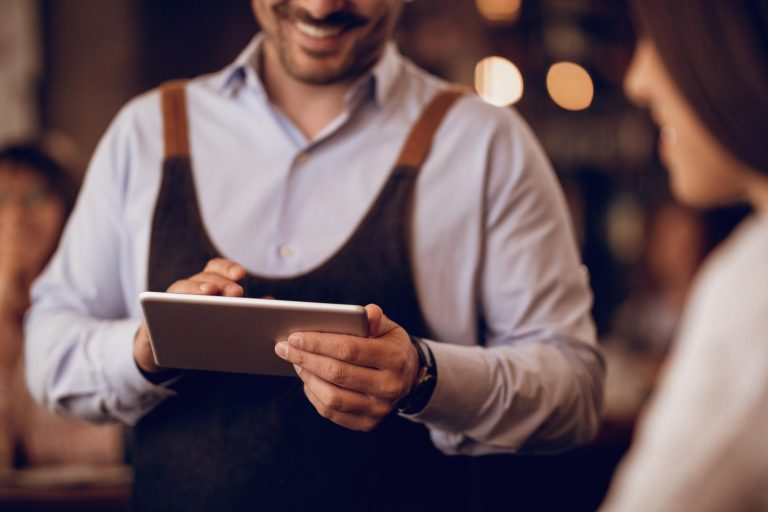 Automação para restaurantes e bares: o equilíbrio perfeito entre tecnologia e atendimento | Crédito: Freepik