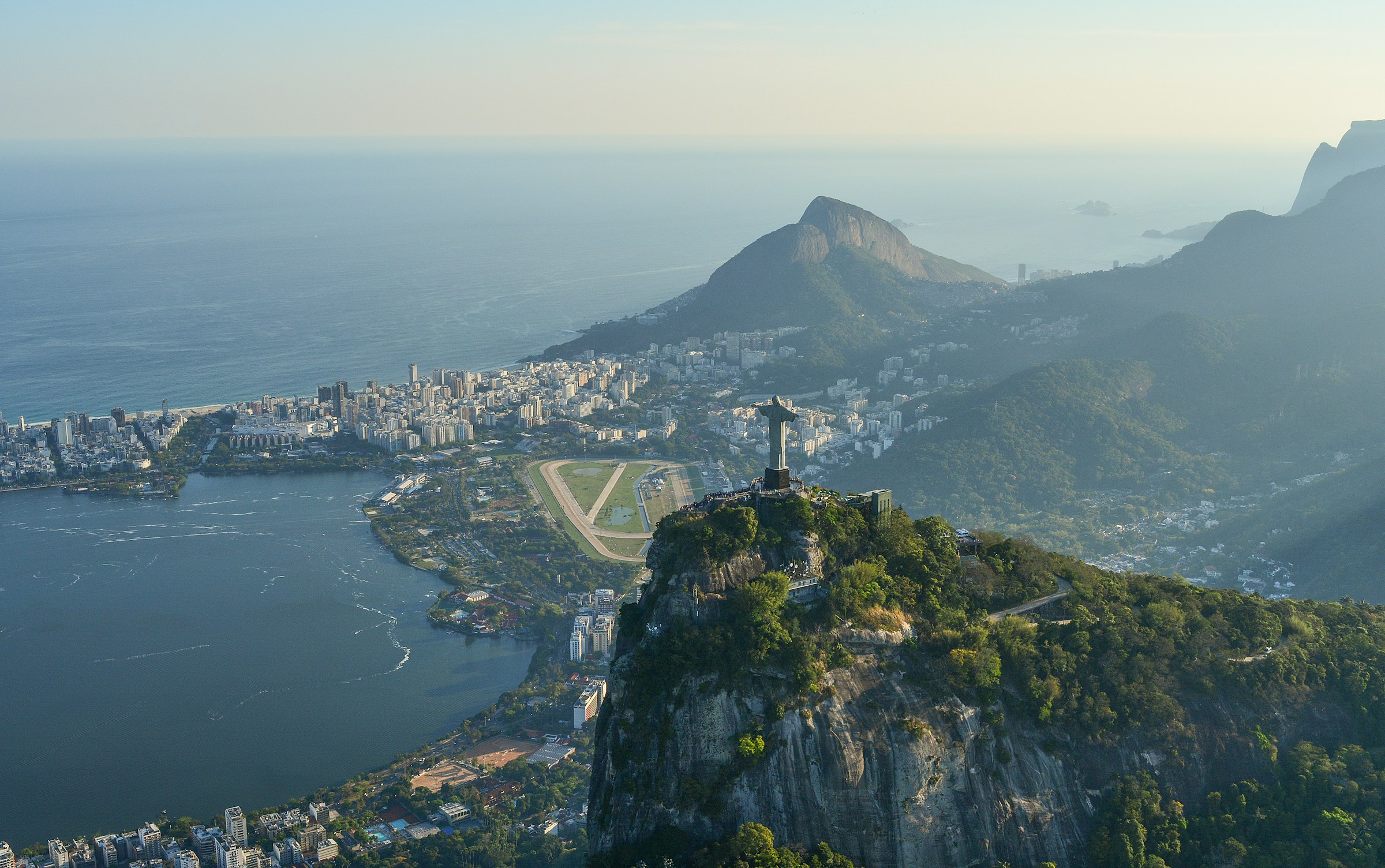 Destinos icônicos como o Rio de Janeiro, a eterna Cidade Maravilhosa, ajudam a tornar atrativo o mercado hoteleiro brasileiro | Crédito: Unsplash/Raphael Nogueira