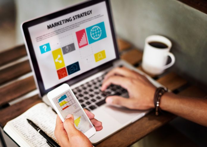O modo de divulgar produtos e serviços na hotelaria evoluiu: conheça agora 4 dicas infalíveis de como aplicar o marketing digital para hotéis | Crédito: Freepik