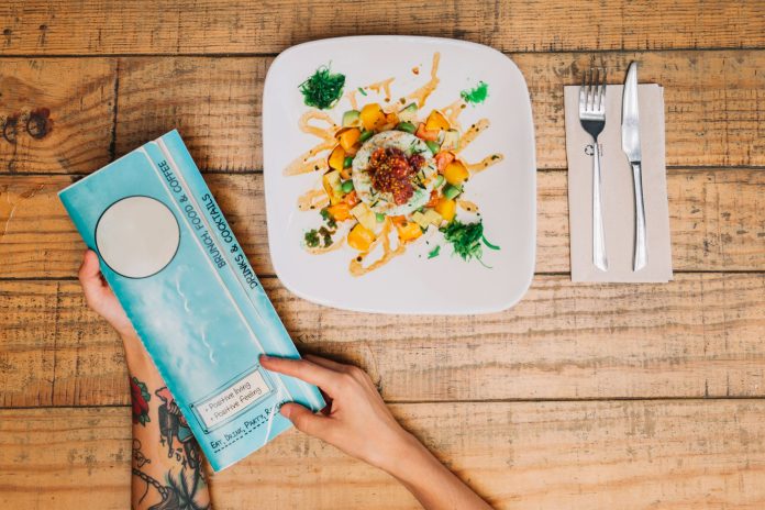 Aplicar a engenharia de cardápio em restaurantes e bares de hotéis é um dos caminhos para aumentar a rentabilidade. Domine a metodologia em cinco passos | Crédito: Freepik
