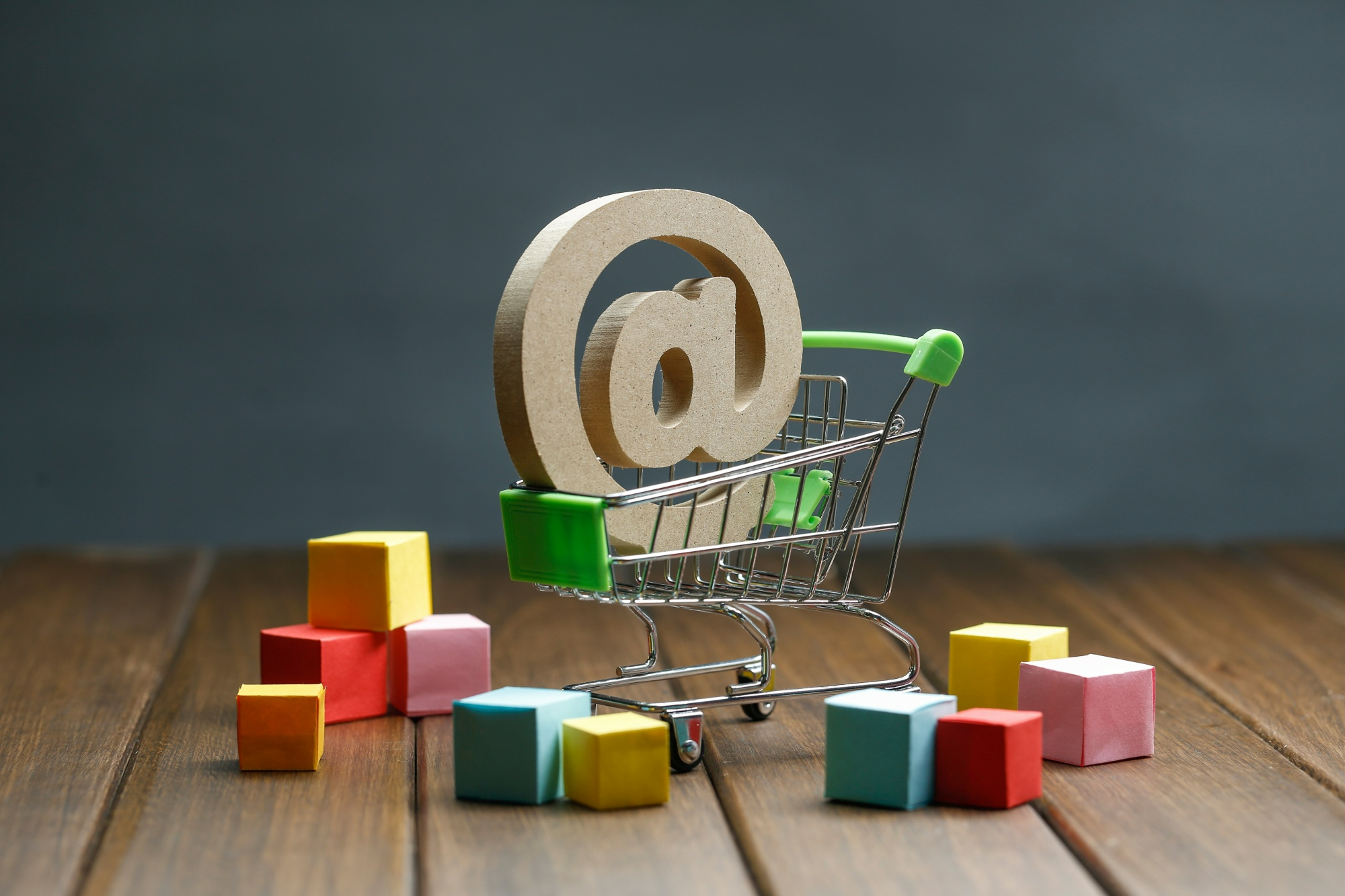 Como cada canal tem as suas particularidades, recomenda-se que as ofertas, por mais que tenham a mesma base de preço, se diferenciem nos pequenos detalhes, até mesmo para conversarem melhor com o comportamento do consumidor | Crédito: Freepik