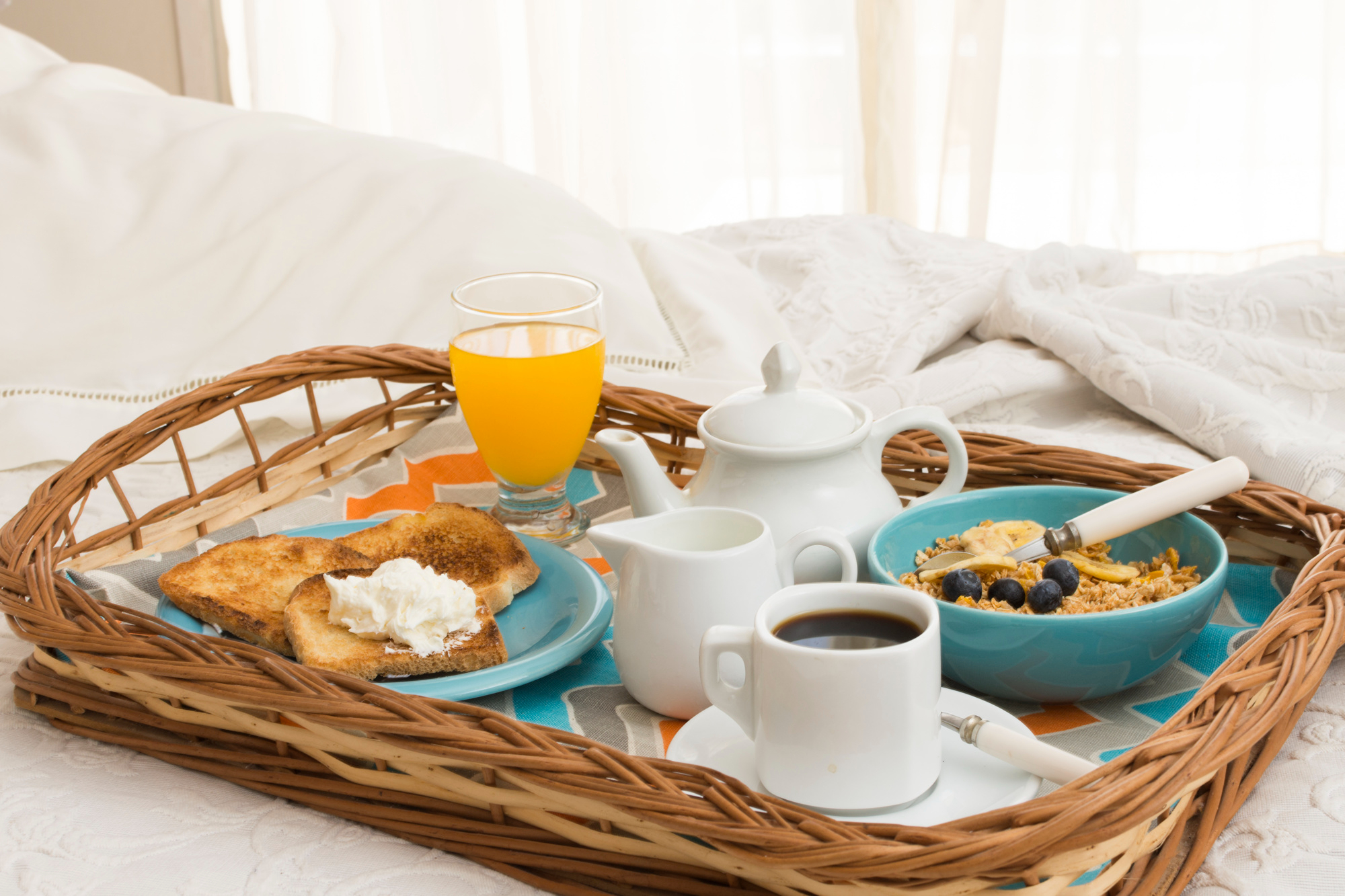 É possível aderir à paridade tarifária em hotéis e ainda assim oferecer benefícios exclusivos nos canais diretos para alavancar as vendas, como incluir o café da manhã na diária, por exemplo | Crédito: Freepik