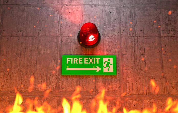 Quando definidos e aplicados com maestria, os procedimentos de emergência em hotéis podem salvar vidas. Portanto, vale a pena conhecer as melhores práticas | Crédito: Freepik