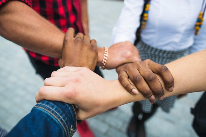 É preciso lutar pela equidade racial na hotelaria e nos demais setores, sobretudo em um país como o Brasil, no qual a maioria da população é negra | Crédito: Freepik