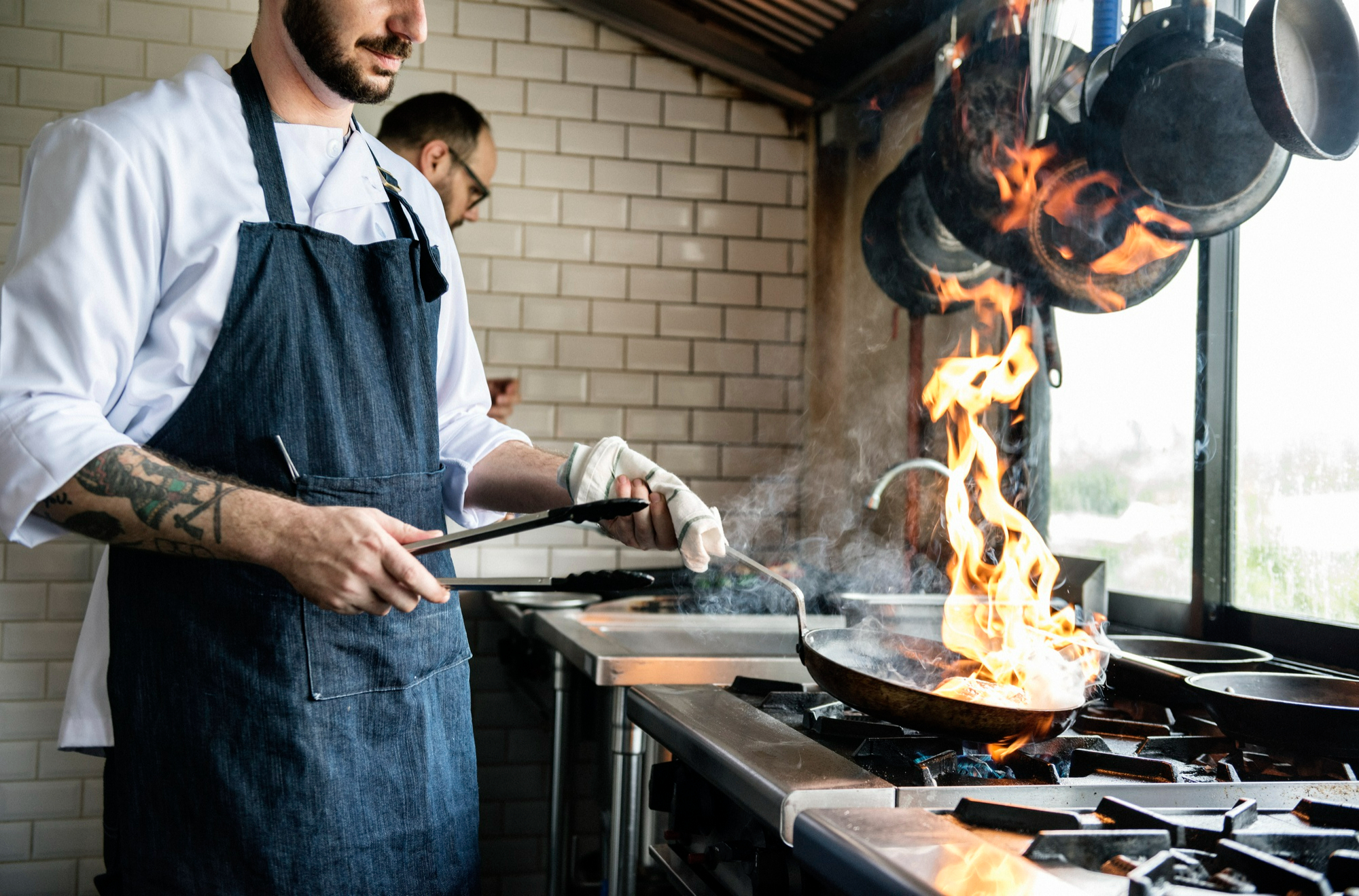 Um dos principais custos fixos de uma cozinha diz respeito à mão de obra. É essencial saber quais são os demais custos para avançar na precificação do cardápio em restaurantes de hotel | Crédito: Freepik
