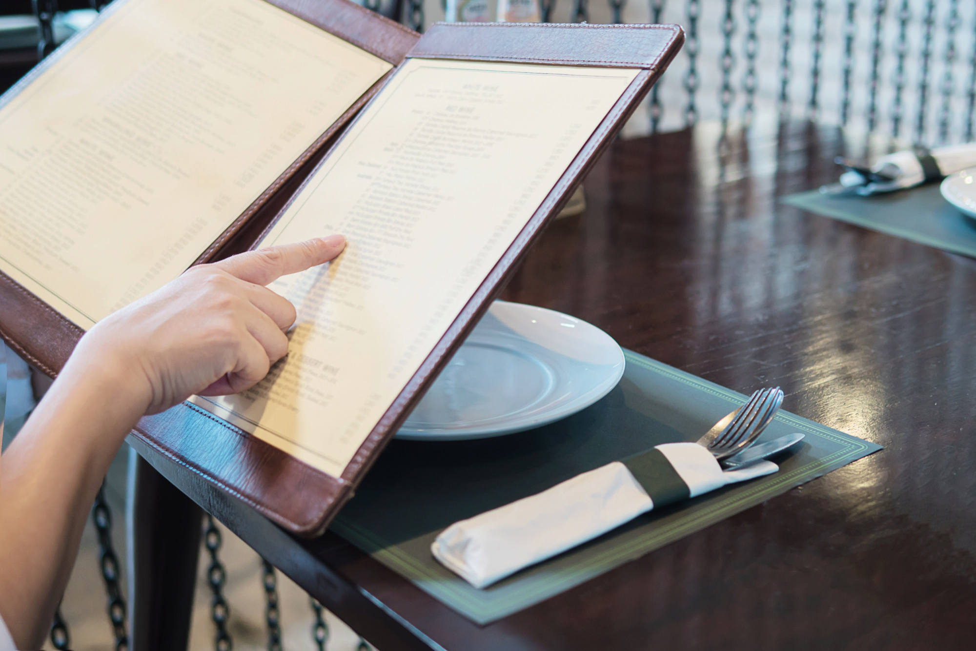 Aderir à engenharia de cardápios não só torna o menu mais atrativo, como ainda ajuda a destacar os pratos que trazem mais retorno | Crédito: Freepik