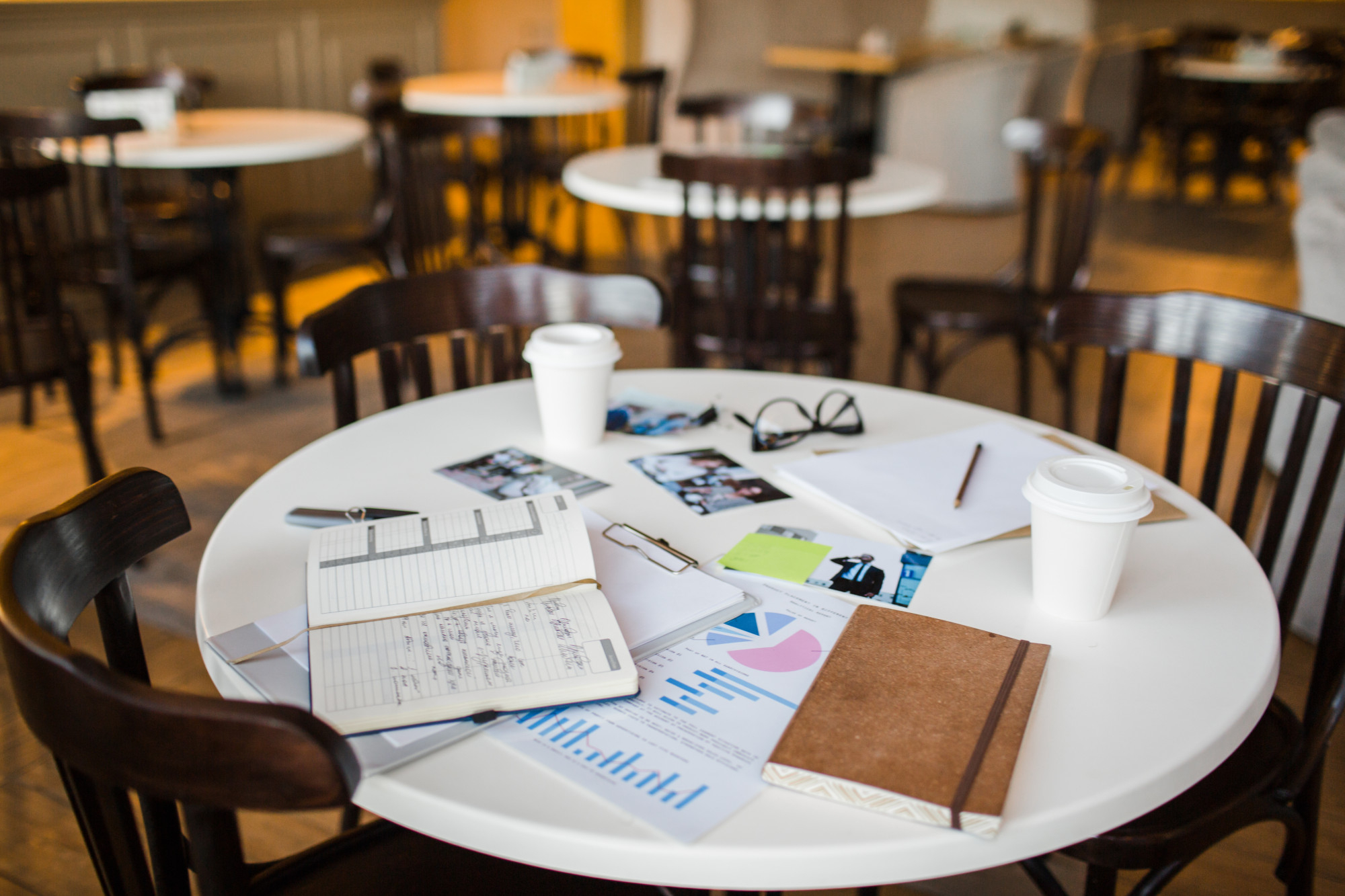 Benchmarking é a arte de encontrar as melhores práticas de gestão por meio da comparação com a concorrência. E na precificação do cardápio em restaurantes de hotel isso não é diferente | Crédito: Freepik