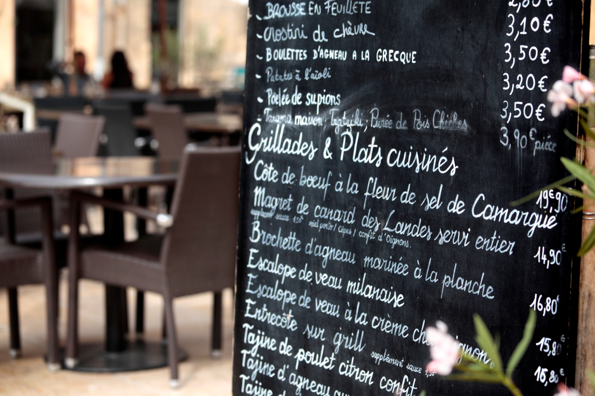 Aplicar a psicologia à precificação do cardápio em restaurantes de hotel, como o uso de números quebrados, impacta na percepção do preço por parte do cliente | Crédito: Freepik