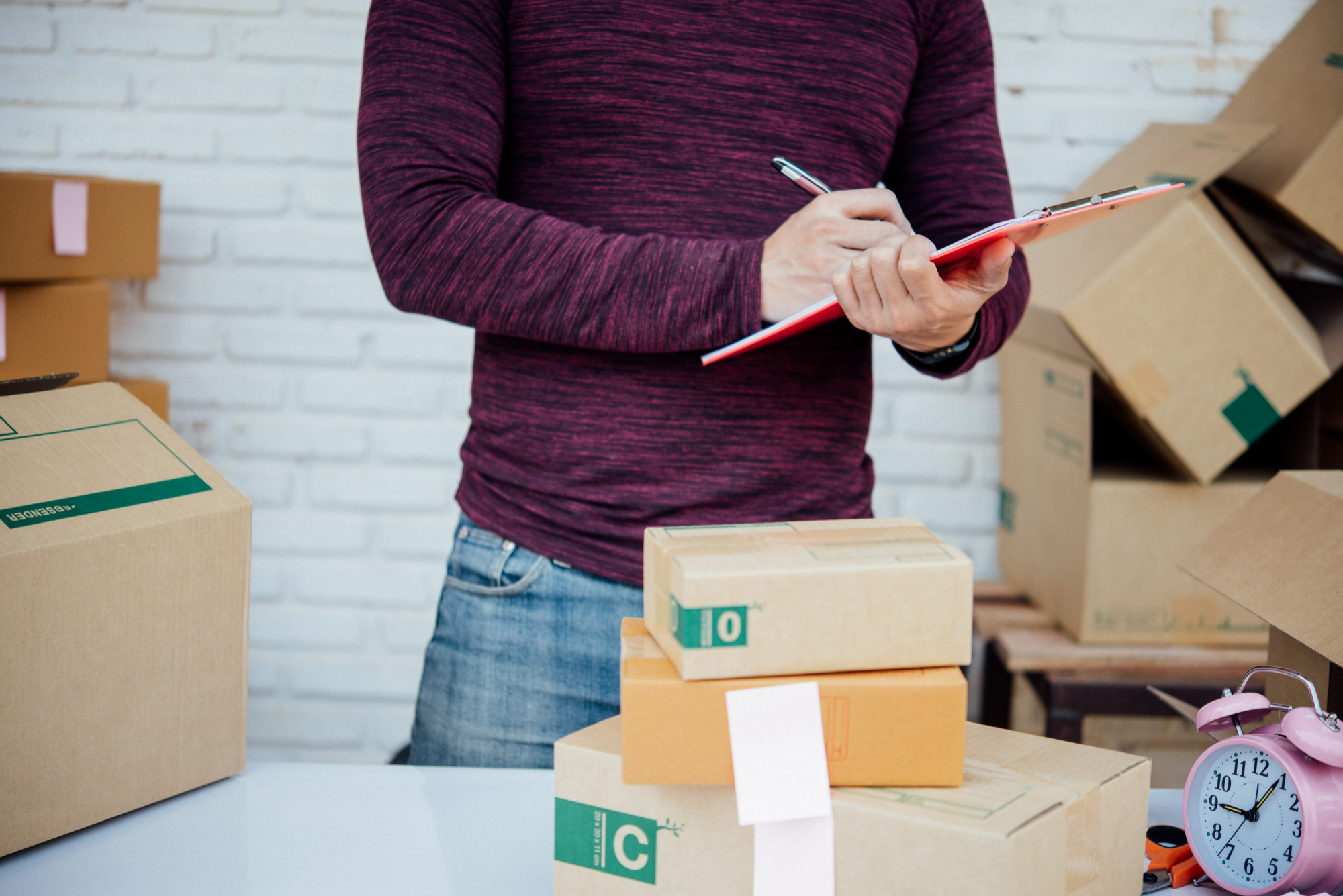 Administrar o ciclo de vida dos produtos em estoque envolve saber quando um item está no final de sua vida útil e identificar se o melhor caminho é o descarte ou a doação | Crédito: Freepik