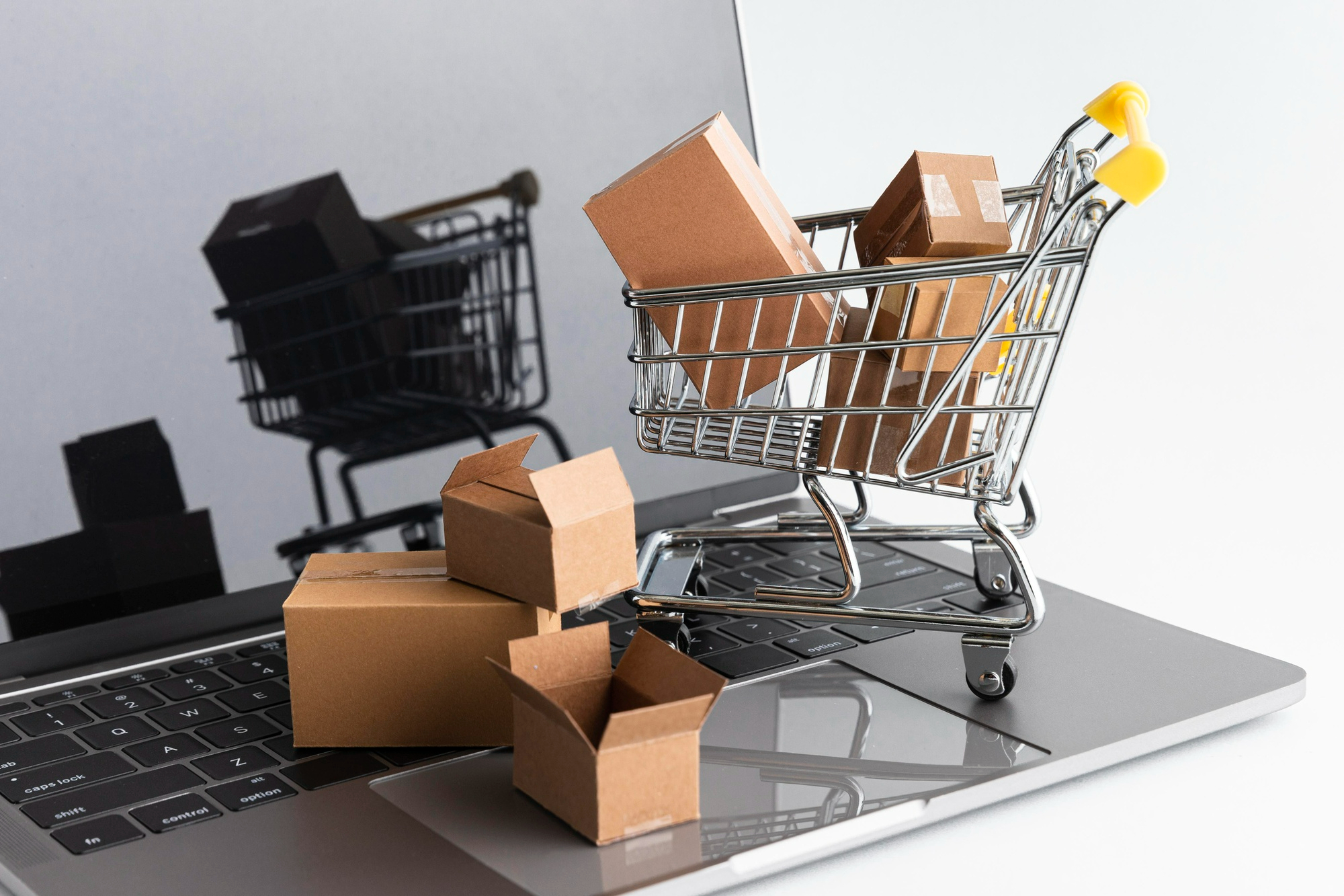 A metodologia ABC é excelente para lidar com o ciclo de vida dos produtos em estoque. Afinal, ela sinaliza quais são os produtos prioritários e que trazem mais receita ao empreendimento, o que favorece o fluxo de compras | Crédito: Freepik