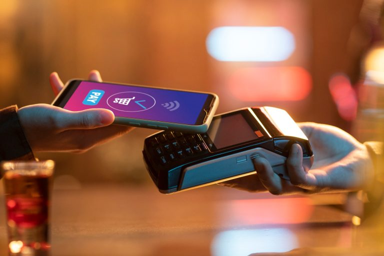 Com cada vez menos gente utilizando dinheiro físico, os pagamentos digitais em hotéis despontam como o novo normal | Crédito: Freepik