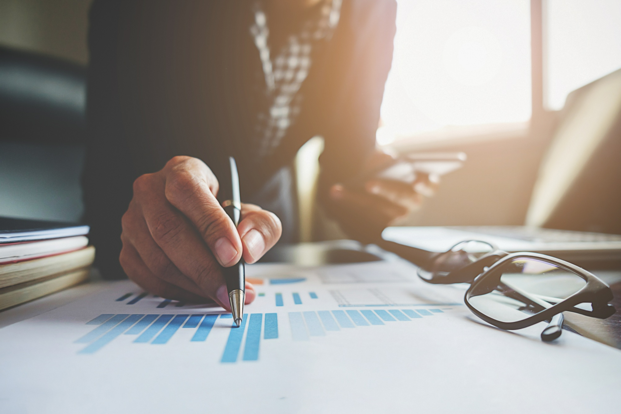 Um olho no orçamento, outro no retorno: entre os principais desafios envolvendo eventos corporativos está a necessidade de atingir um ponto de equilíbrio entre gastos e geração de receita | Crédito: Freepik