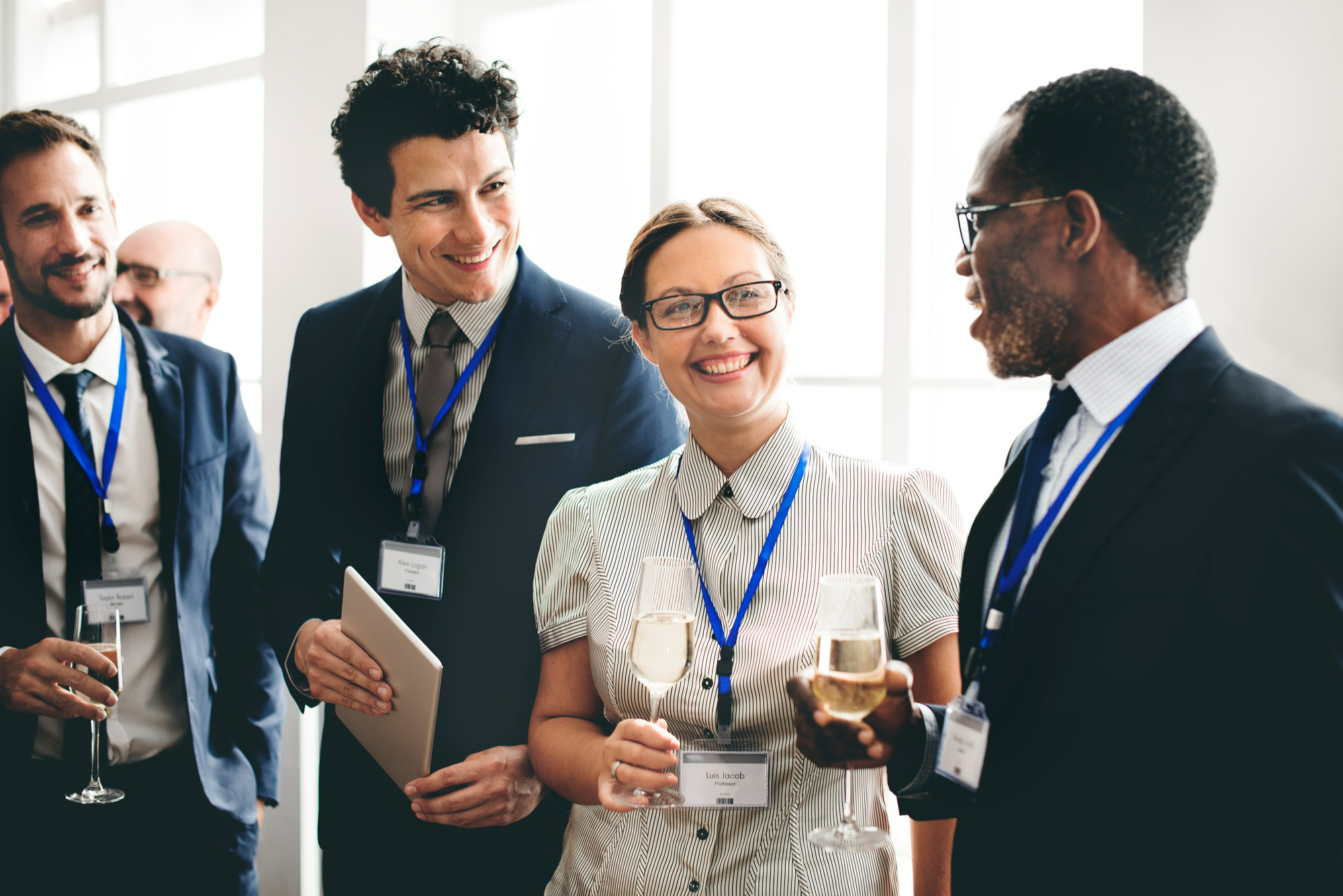 Embora as interações remotas tenham ganhado espaço nos eventos corporativos nos últimos anos, o networking é favorecido quando há a realização de encontros presenciais | Crédito: Freepik