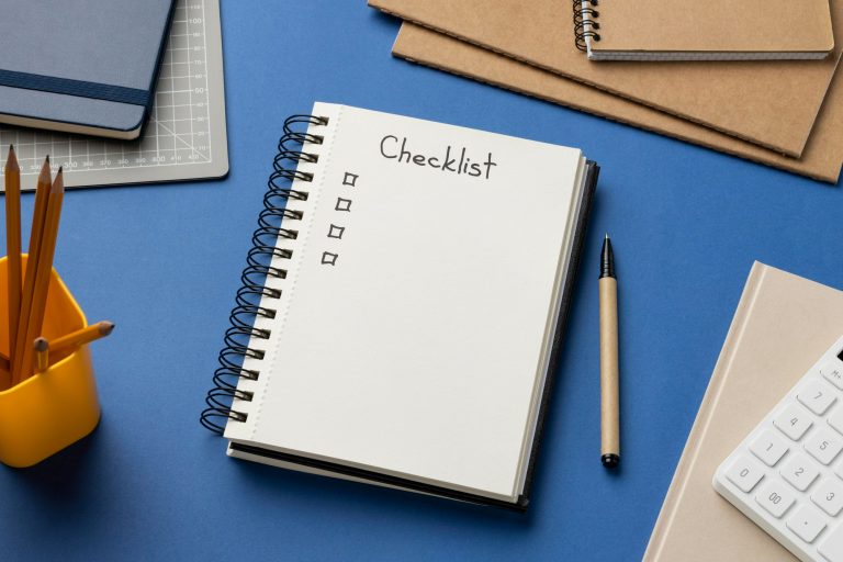 Contar com um checklist voltado à manutenção de quartos de hotel ajuda a evitar falhas e a oferecer uma experiência diferenciada ao hóspede. Descubra agora o que não pode ficar de fora | Crédito: Freepik