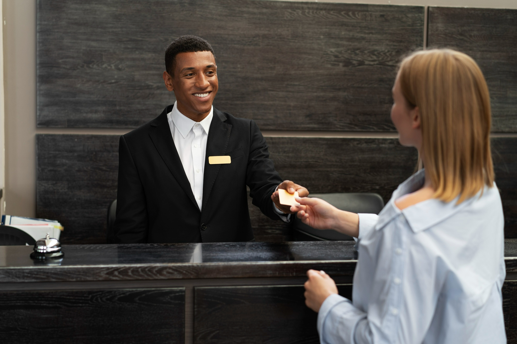 Nunca subestime o poder de um sorriso e de chamar o cliente pelo nome | Crédito: Freepik