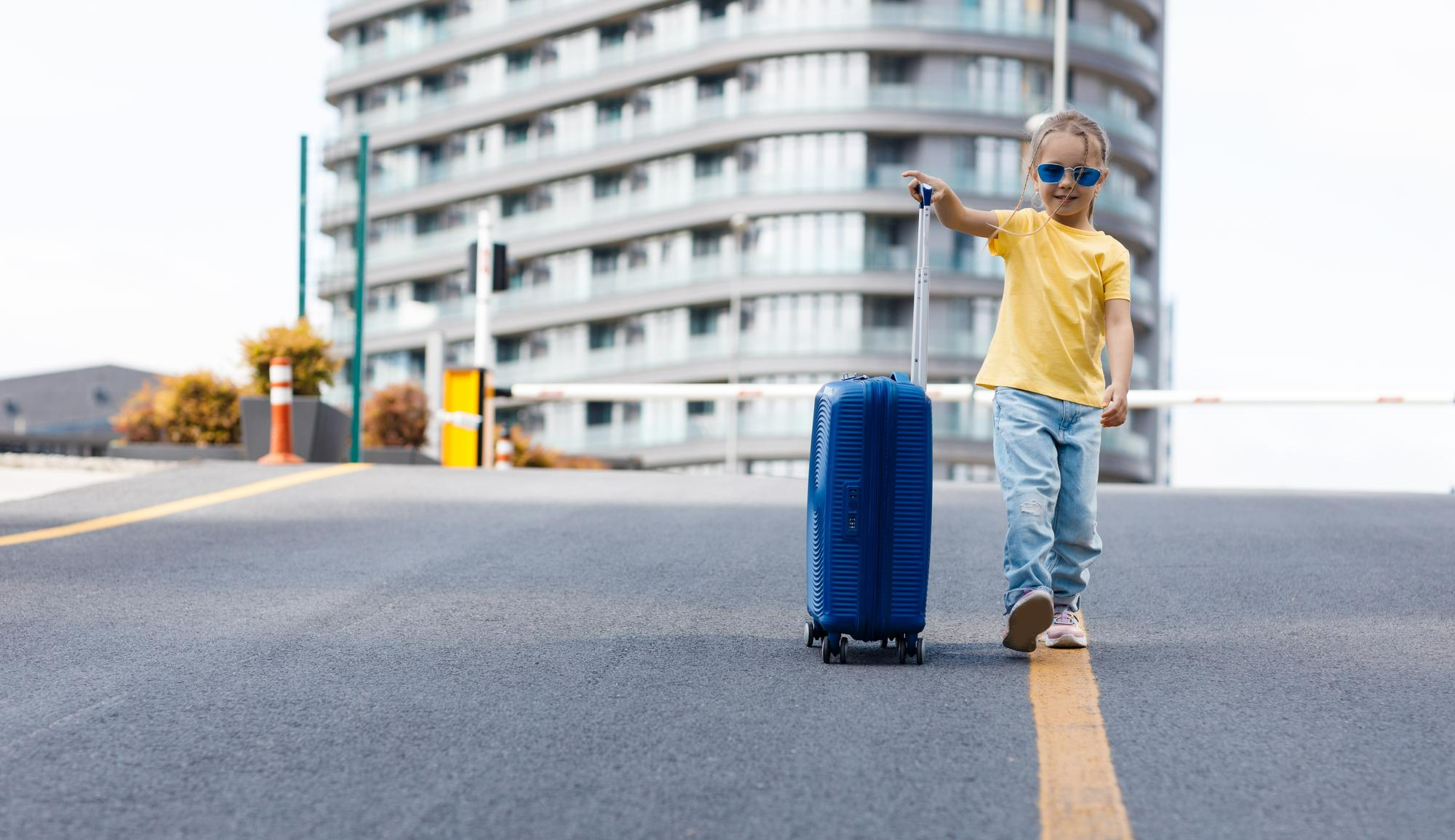Entregar mimos exclusivos para crianças e oferecer atendimento diferenciado para quem viaja com pets são ótimas apostas para quem busca maneiras de como encantar hóspedes na recepção | Crédito: Freepik