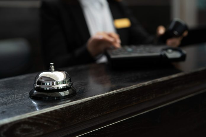 Muito além do check-in e da entrega da chave do quarto: saiba como encantar hóspedes na recepção e conquistar o cliente desde o primeiro momento | Crédito: Freepik