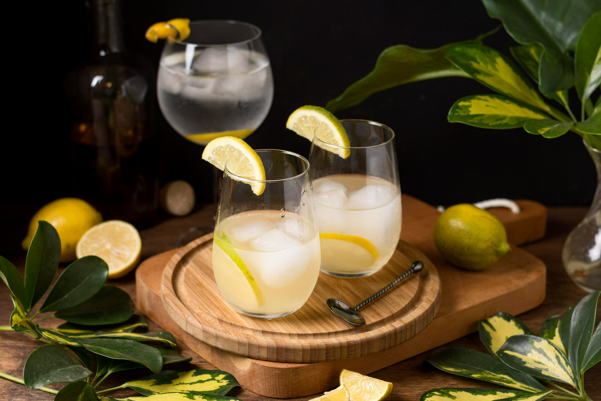 Uma das formas mais tradicionais de como encantar hóspedes na recepção é servir uma bebida de boas-vindas, de preferência uma que reflita a identidade do hotel ou do destino em questão | Crédito: Freepik