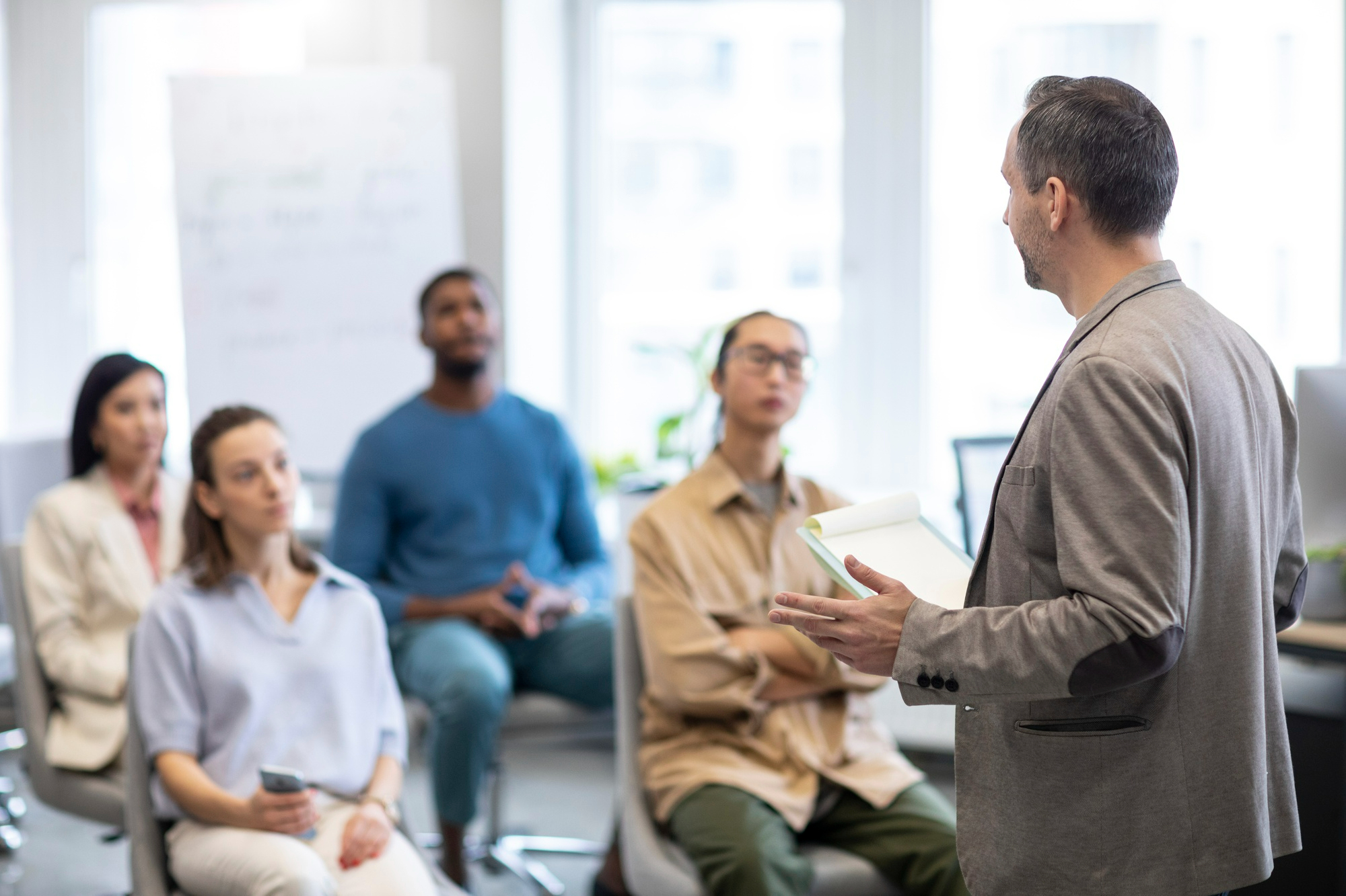 Uma das melhores práticas para o controle de estoque é promover workshops regulares sobre o tema, atualizando a equipe quanto a novas práticas | Crédito: Freepik