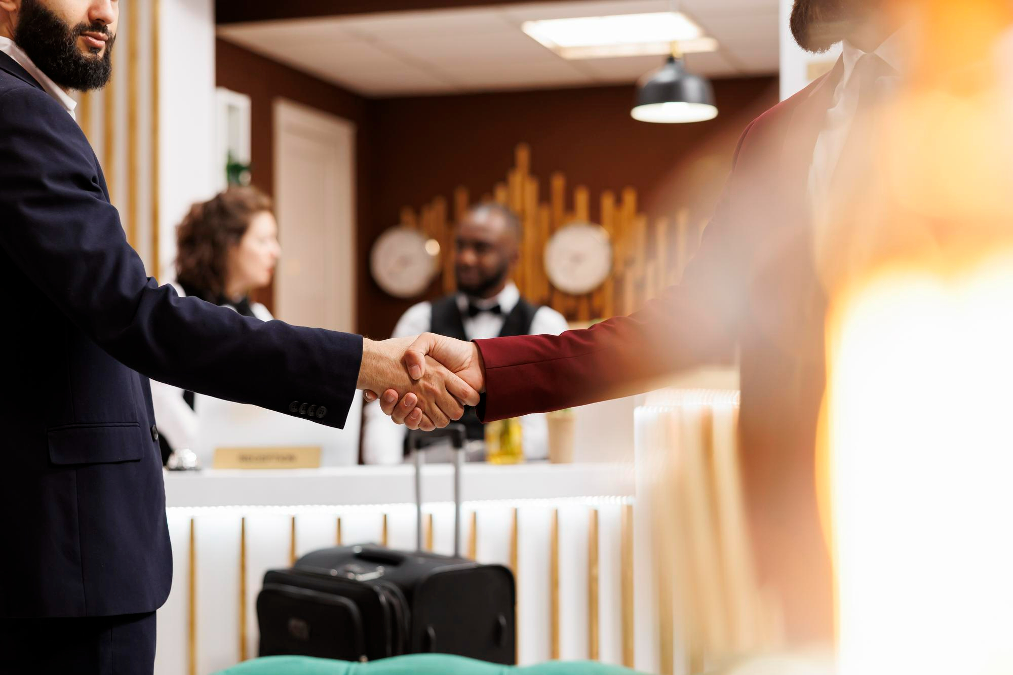 Uma forma de assumir o controle de overbooking na hotelaria é treinando adequadamente a equipe da recepção: soluções rápidas, tom de voz gentil e empatia genuína evitam que a situação escale | Crédito: Freepik