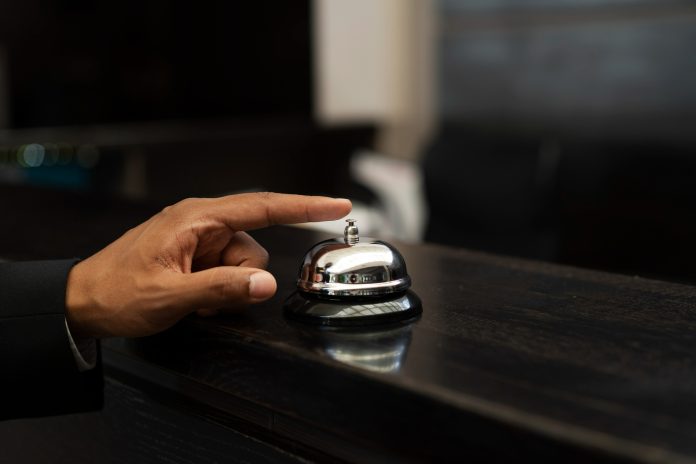 Overbooking na hotelaria: vilão da experiência do hóspede ou estratégia inteligente para driblar prejuízos? Descubra como usar essa prática com responsabilidade | Crédito: Freepik