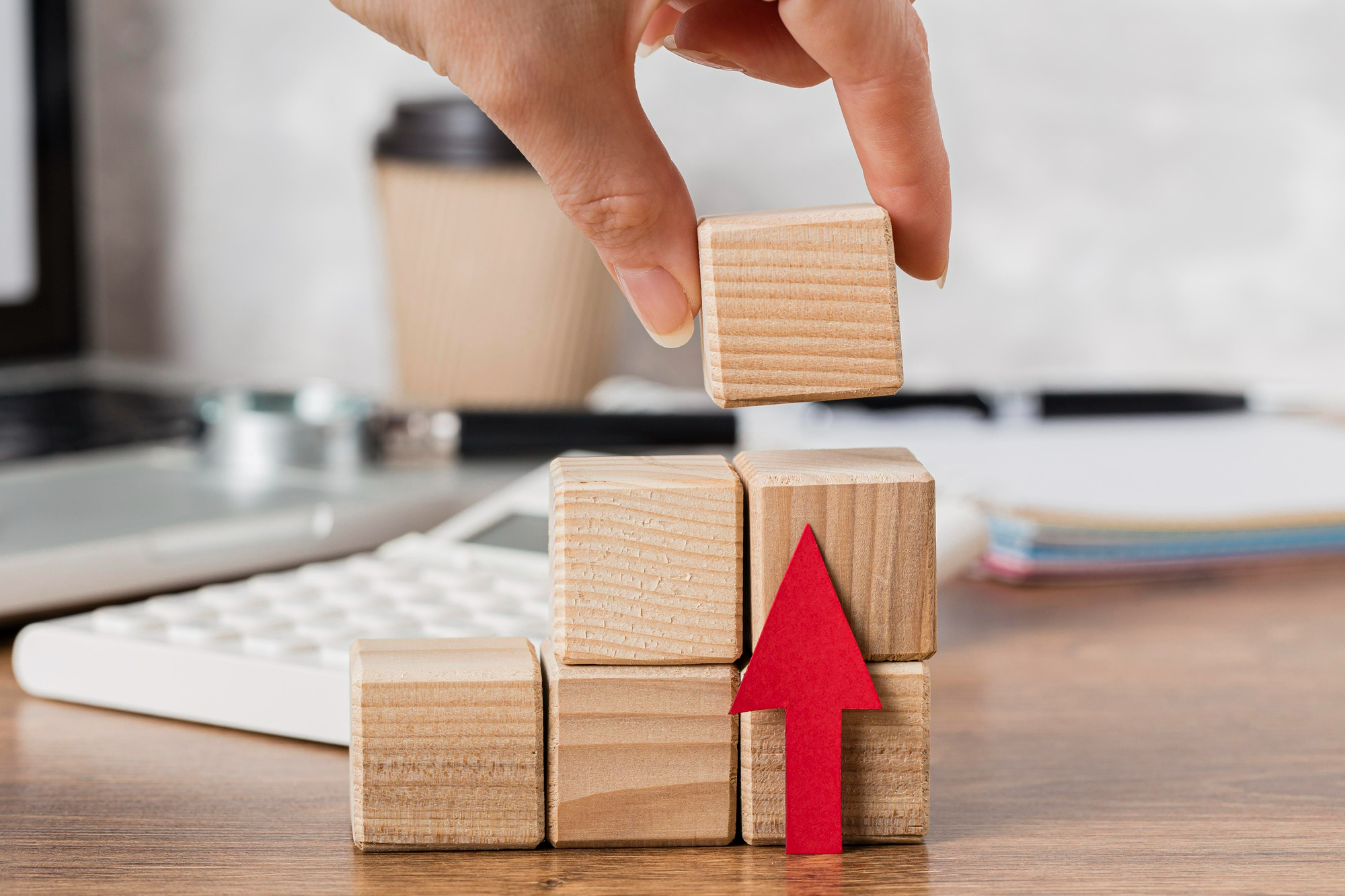 Quando o colaborador percebe que há oportunidade de crescimento profissional, e quando ele se sente confortável com o ambiente à sua volta, a tendência é que ele performe cada vez melhor | Crédito: Freepik