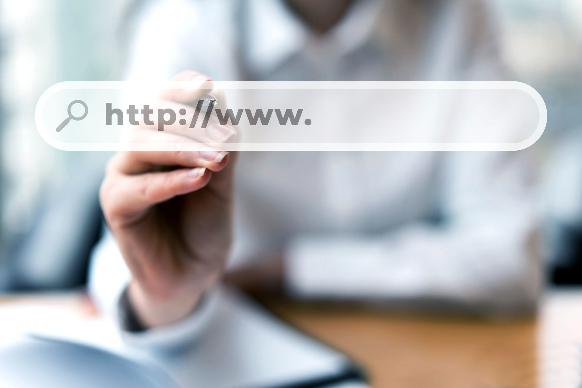 Pessoa interagindo com barra de endereço da web, representando a importância de URLs amigáveis para o SEO de sites de hotéis