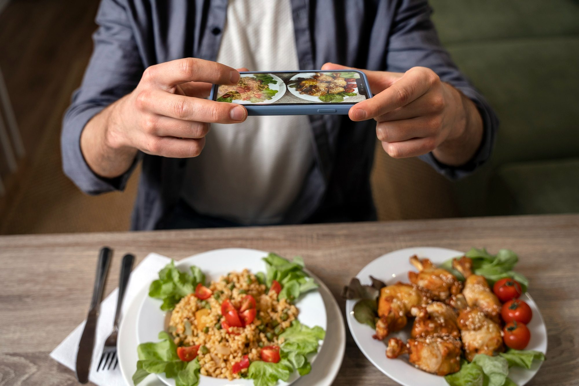 Close em uma pessoa fotografando pratos com ingredientes diversos e apresentação caprichada – um exemplo de como estratégias para restaurantes de hotéis podem incluir cardápios adaptados a diferentes restrições alimentares, ampliando o alcance do público.