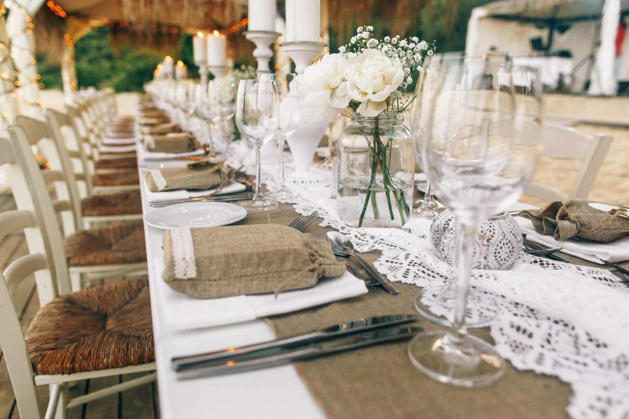 Mesa posta em espaço decorado para evento especial, reforçando como aumentar a receita do restaurante do hotel pode passar pela oferta do local para confraternizações, casamentos e celebrações.