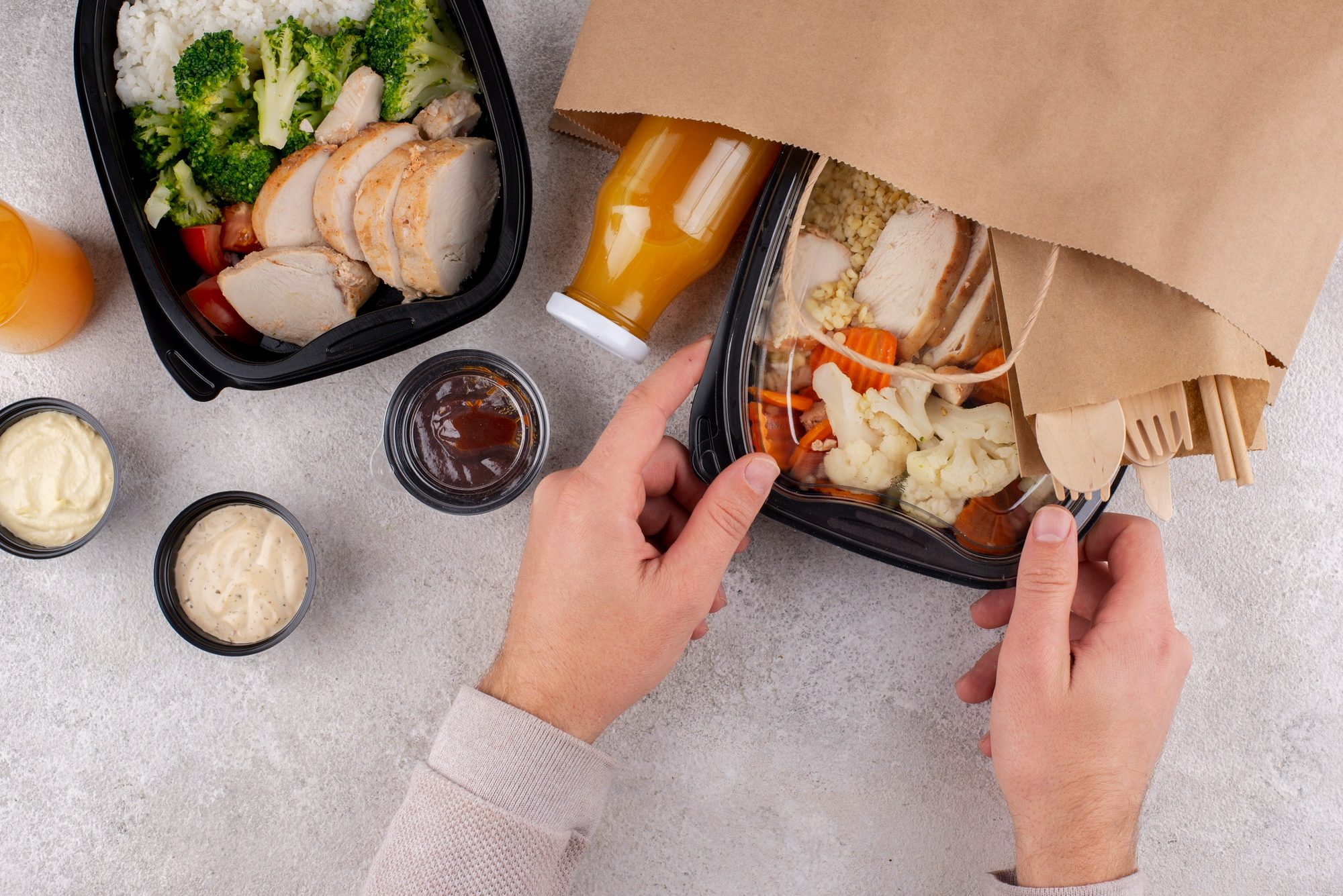Marmitas organizadas com refeições saudáveis e embalagens ecológicas. O objetivo é mostrar que dá para aumentar a receita do restaurante do hotel com a oferta de delivery para hóspedes e moradores da região.