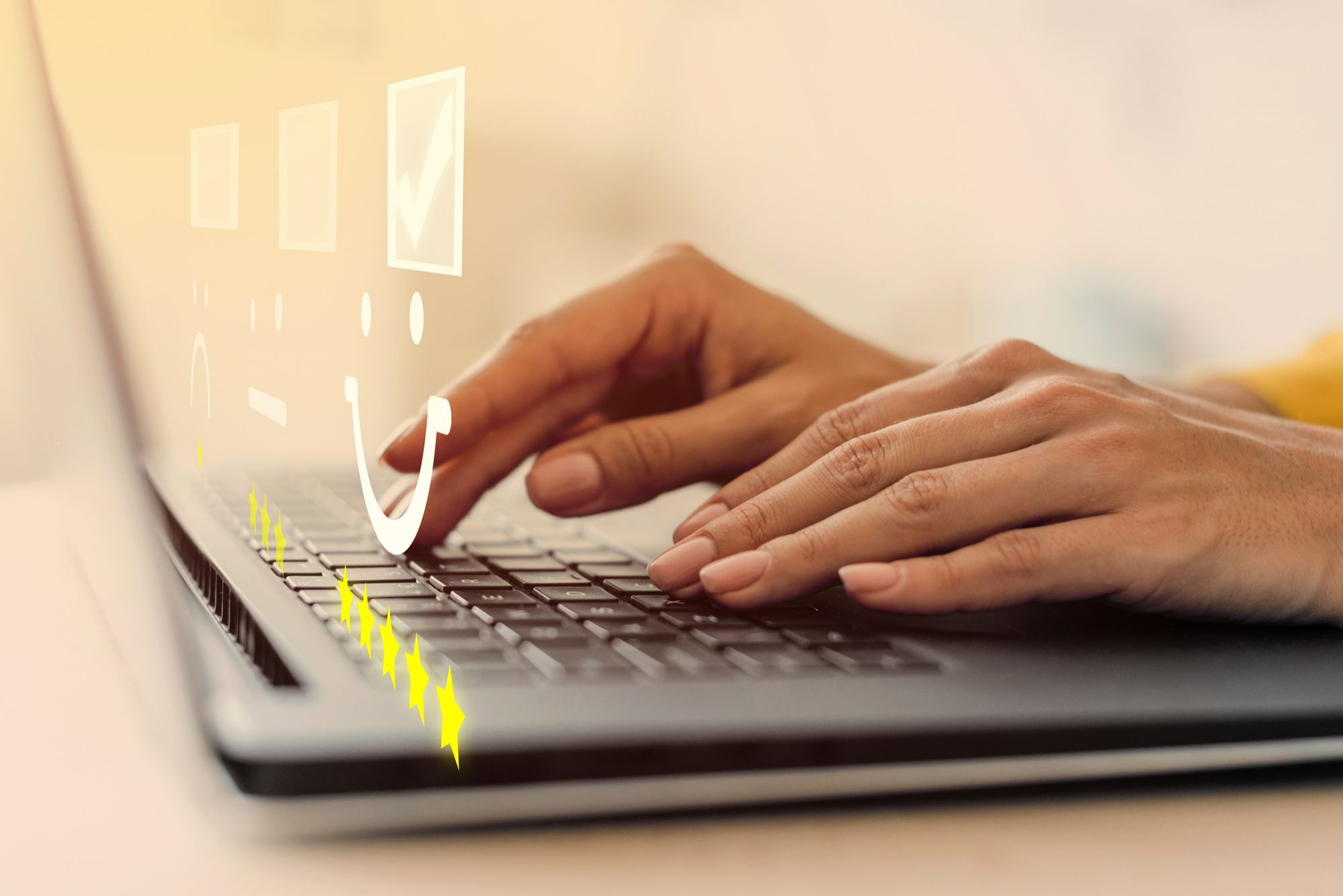 Mãos digitando em notebook com ícones de avaliação e estrelas sobre a tela, representando a importância do follow-up no atendimento de alto padrão na hotelaria para estimular reservas de forma estratégica e personalizada.
