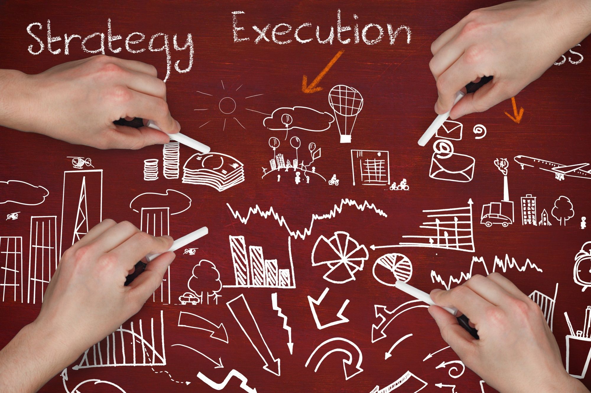 Mãos segurando giz desenham gráficos, ícones financeiros, estruturas urbanas e setas em um quadro vermelho, com as palavras “Strategy”, “Execution” e “Success” destacadas. A imagem ilustra o planejamento estratégico e a execução de ações como elementos essenciais para garantir a eficiência operacional na organização de eventos em hotéis.