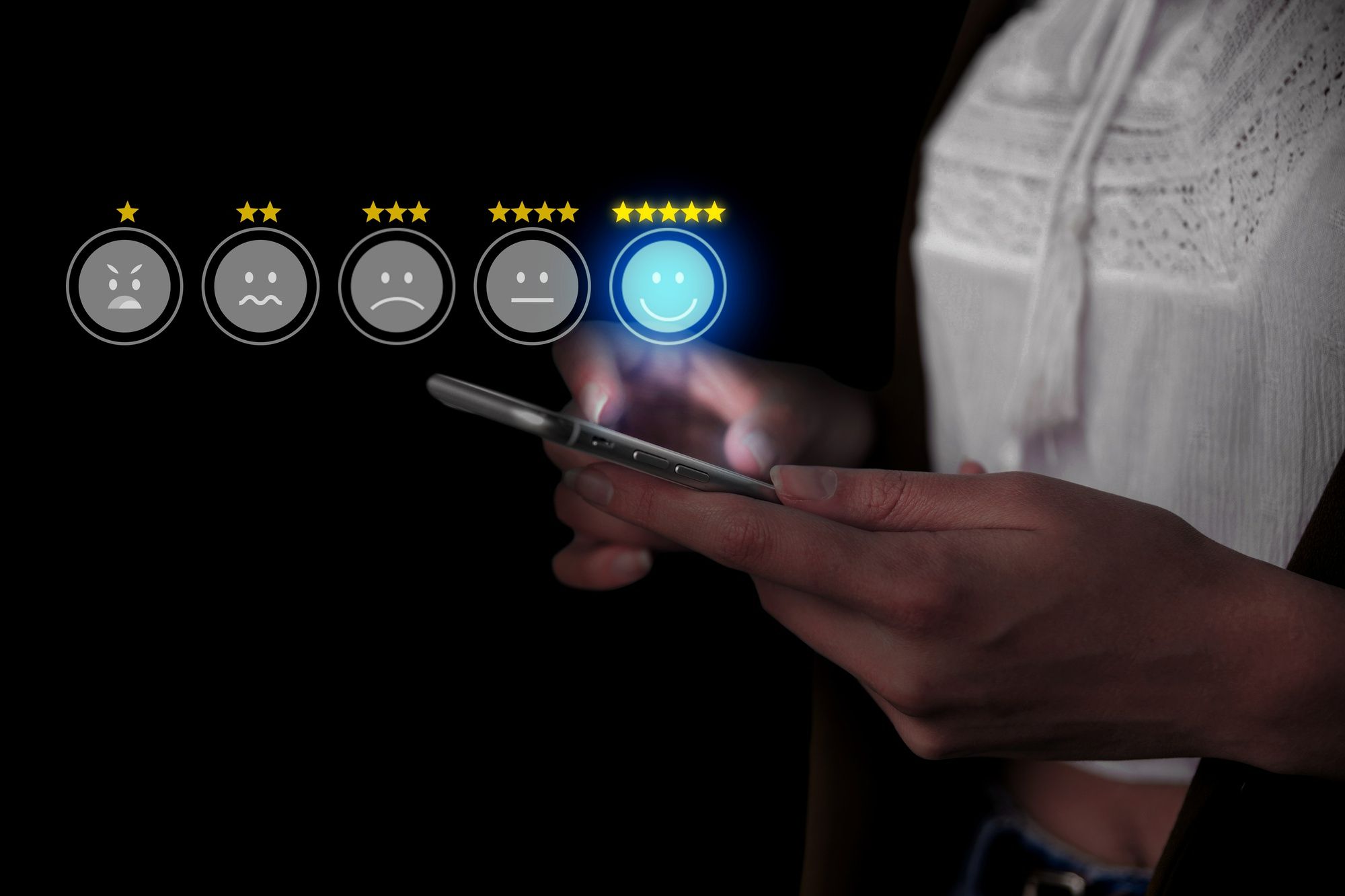 Pessoa segurando um smartphone em fundo escuro enquanto interage com uma tela de avaliação, com cinco ícones de rostos representando diferentes níveis de satisfação; o rosto sorridente com cinco estrelas está destacado em azul, simbolizando uma experiência positiva após a venda.