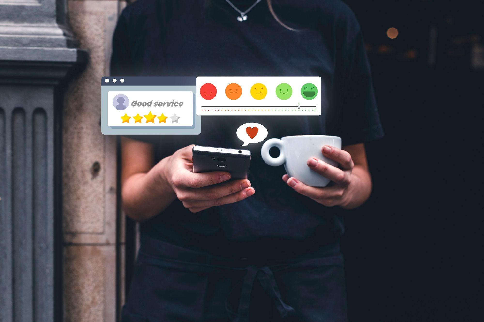 Uma pessoa de roupa preta segura um smartphone e uma xícara de café branca. Sobre o smartphone, gráficos digitais flutuantes mostram uma avaliação de "Good service" com cinco estrelas e uma escala de satisfação que vai de um rosto vermelho a um verde, com a seleção no mais feliz. A imagem representa a conexão entre a experiência positiva do cliente e a construção de uma marca forte na hotelaria, levando à fidelização.