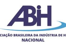 Novas regras para entrada e saída de hóspedes: confira comunicado da ABIH Nacional Logo da ABIH Nacional (Associação Brasileira da Indústria de Hotéis Nacional). O logotipo tem as letras "ABIH" em roxo escuro estilizadas, com um ponto em cima do 'i'. Abaixo, há um arco azul que se curva para a direita. O texto "ASSOCIAÇÃO BRASILEIRA DA INDÚSTRIA DE HOTÉIS NACIONAL" está centralizado em letras maiúsculas na parte inferior, também em roxo escuro. Entidade se pronuncia sobre a portaria MTur nº 28, que instaura novas regras para a entrada e saída de hóspedes.
