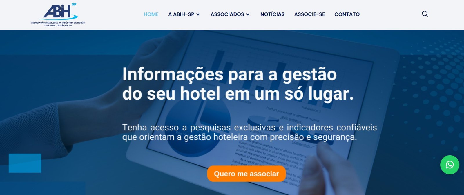 Captura de tela de uma seção do site da ABIH-SP. No topo, à esquerda, aparece o logotipo da associação e, à direita, o menu de navegação. O conteúdo principal está sobre uma imagem de fundo azulada que mostra uma pessoa segurando um tablet com gráficos e dados. O texto central em destaque diz: "Informações para a gestão do seu hotel em um só lugar.", seguido pelo subtítulo: "Tenha acesso a pesquisas exclusivas e indicadores confiáveis que orientam a gestão hoteleira com precisão e segurança.". Abaixo, há um botão laranja com o texto "Quero me associar" e um ícone flutuante do WhatsApp no canto inferior direito.