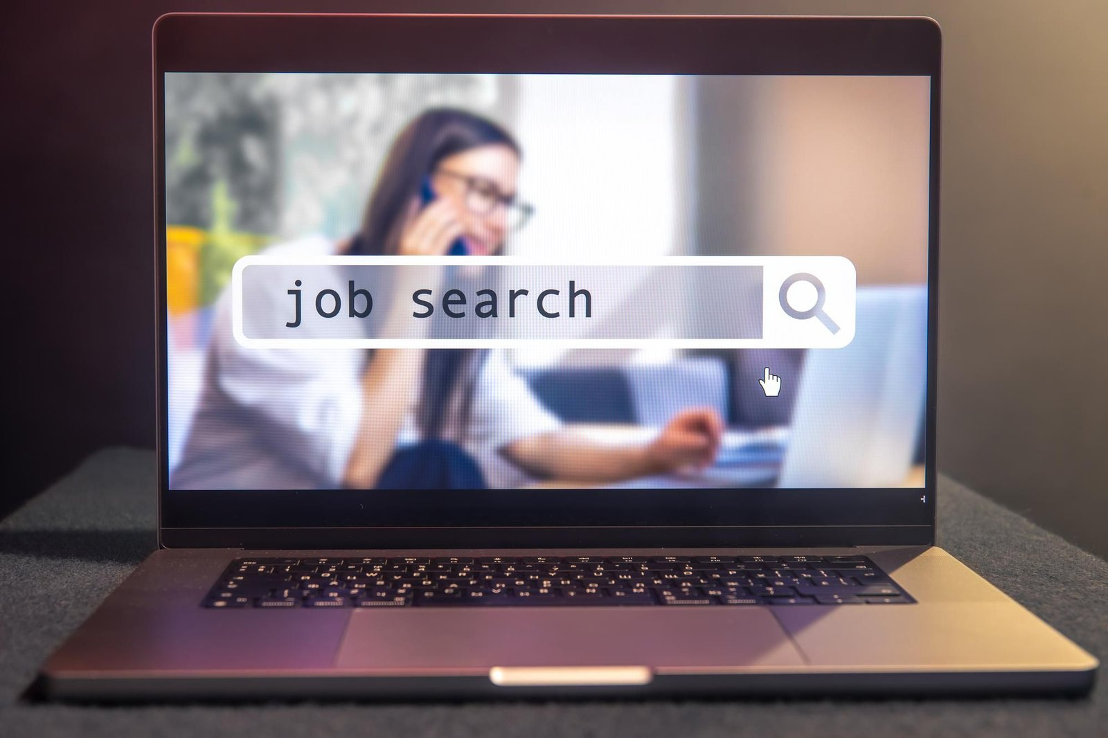 Tela de computador exibindo um campo de busca com o termo "job search" (busca de emprego). A imagem simboliza a busca ativa por oportunidades de trabalho e o uso de ferramentas digitais no recrutamento. 