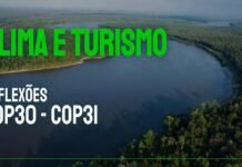 Mudanças climáticas e turismo: Skål São Paulo promove debate sobre a COP30 Vista aérea de um rio largo e sinuoso que atravessa uma floresta densa e verdejante. No centro da imagem, em destaque, está o texto em letras garrafais verdes "CLIMA E TURISMO". Logo abaixo, em letras brancas, lê-se "REFLEXÕES COP30 - COP31".