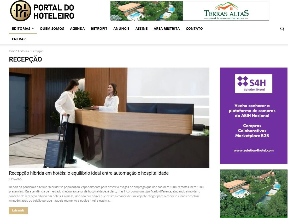 Captura de tela do site Portal do Hoteleiro na seção "Recepção". O destaque é o artigo "Recepção híbrida em hotéis: o equilíbrio ideal entre automação e hospitalidade", datado de 03/12/2025.
