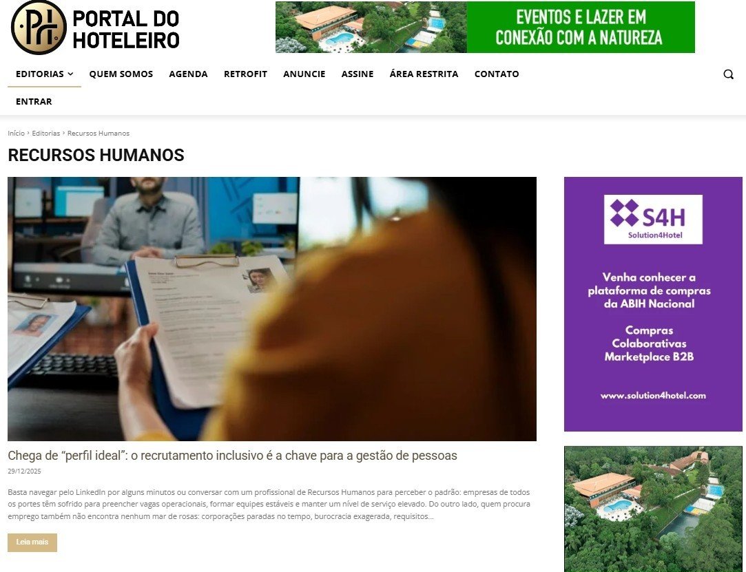 Captura de tela do site Portal do Hoteleiro na seção "Recursos Humanos". O destaque é o artigo "Chega de 'perfil ideal': o recrutamento inclusivo é a chave para a gestão de pessoas", datado de 29/12/2025. 