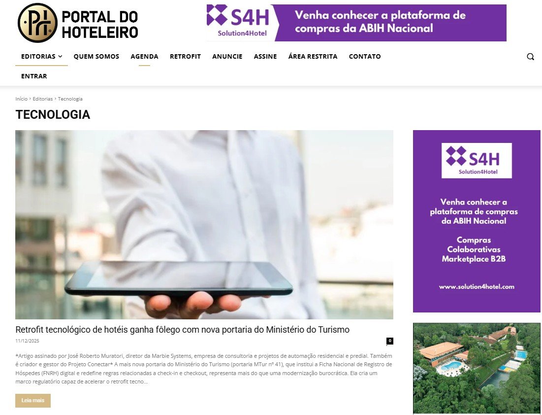 Captura de tela do site Portal do Hoteleiro na seção "Tecnologia". O destaque é o artigo "Retrofit tecnológico de hotéis ganha fôlego com nova portaria do Ministério do Turismo", datado de 11/12/2025. Esse é um exemplo de texto dedicado à inovação tecnológica na hotelaria.