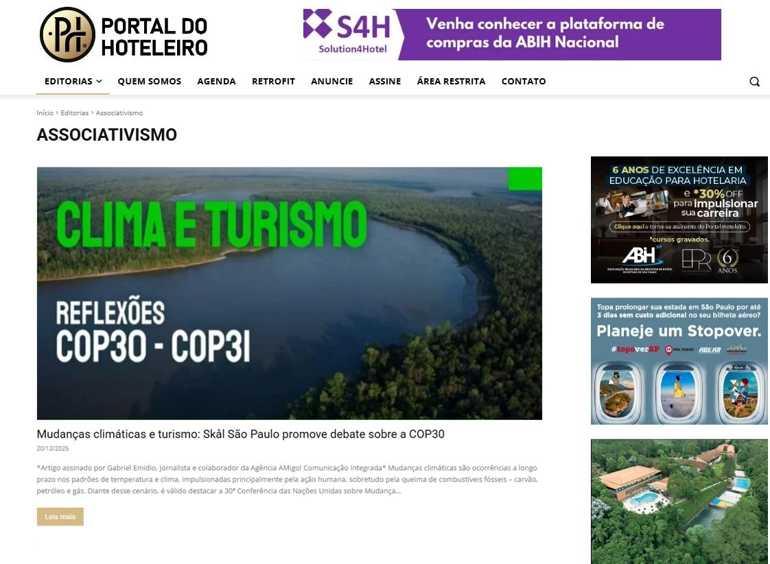 Captura de tela do site Portal do Hoteleiro na seção "Associativismo". O destaque é o artigo "Mudanças climáticas e turismo: Skål São Paulo promove debate sobre a COP30", datado de 20/12/2025.