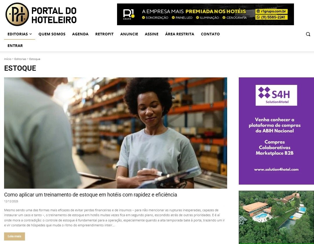 Captura de tela do site Portal do Hoteleiro na seção "Estoque". O destaque é o artigo "Como aplicar um treinamento de estoque em hotéis com rapidez e eficiência", datado de 12/12/2025.