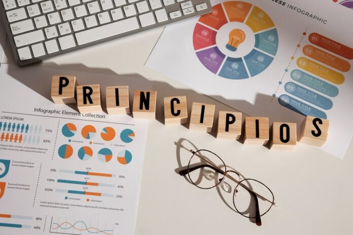 Vista aérea de uma mesa de escritório com foco em cubos de madeira que formam a palavra 