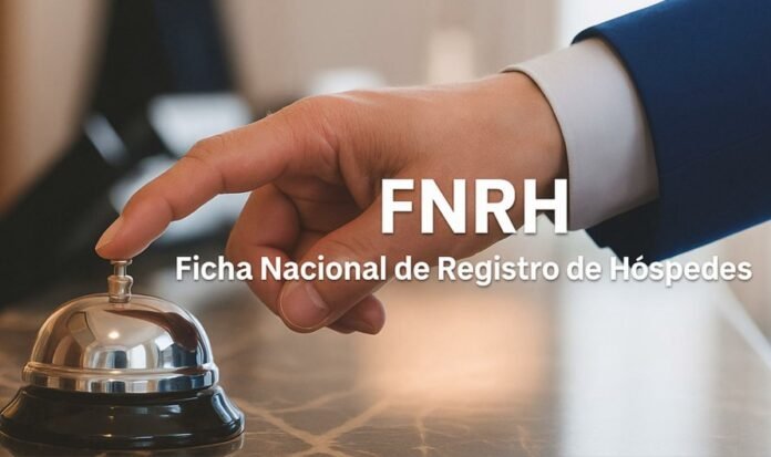 Fotografia em close do balcão de uma recepção de hotel. Uma pessoa com terno azul estende a mão para tocar uma sineta de metal dourado sobre o balcão de mármore. Sobreposta à imagem, há a inscrição 