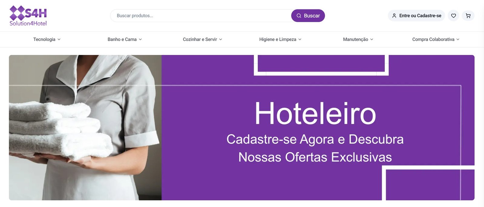 Captura de tela da parte superior da página inicial do site Solution4Hotel. No topo, o logotipo roxo da S4H, barra de pesquisa, botão de login/cadastro e ícones de favoritos e carrinho. Abaixo, menu de categorias: Tecnologia, Banho e cama, Cozinhar e servir, Higiene e limpeza, Manutenção, Compra colaborativa. O banner central mostra, à esquerda, uma camareira segurando toalhas brancas e, à direita, um painel roxo com texto branco que diz: "Hoteleiro, cadastre-se agora e descubra nossas ofertas exclusivas".