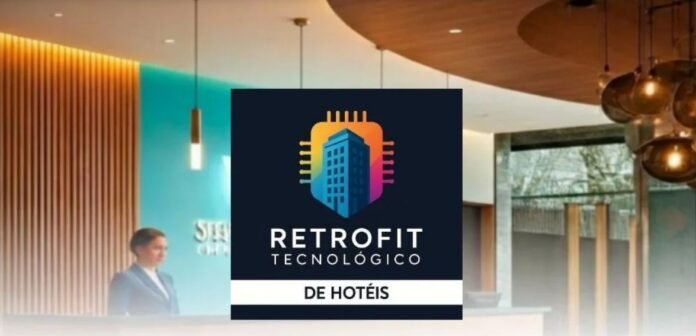 Marca oficial do projeto Retrofit Tecnológico de Hotéis em destaque. Ao fundo, uma recepcionista atende no balcão de um hotel com iluminação contemporânea, reforçando o conceito de modernização do setor.