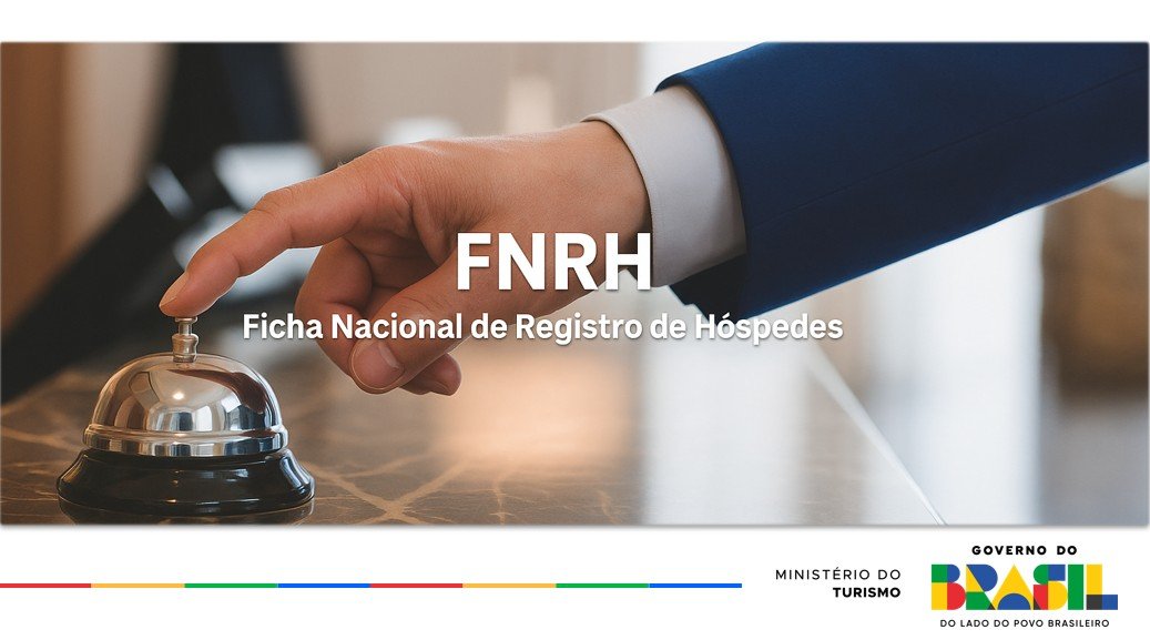 Fotografia em close do balcão de uma recepção de hotel. Uma pessoa com terno azul estende a mão para tocar uma sineta de metal dourado sobre o balcão de mármore. Sobreposta à imagem, há a inscrição "FNRH – Ficha Nacional de Registro de Hóspedes". No rodapé, os logotipos do Ministério do Turismo e do Governo Federal do Brasil.