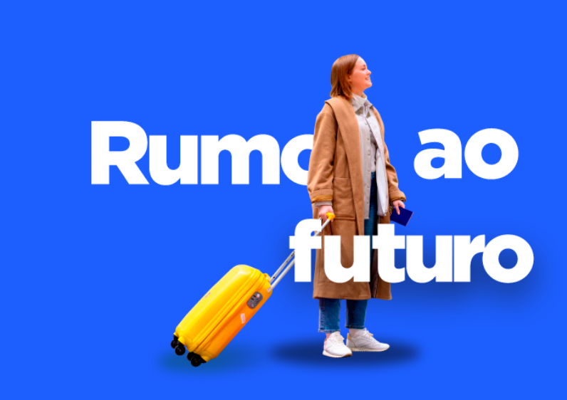 Captura de tela institucional do projeto Vai Turismo, da CNC, apresentando um fundo azul vibrante com a frase de impacto "Rumo ao futuro" escrita em grandes letras brancas. No centro, uma mulher sorridente caminha de perfil para a direita vestindo um casaco comprido marrom, calça jeans e tênis brancos, enquanto puxa uma mala de viagem de rodinhas amarela e segura um passaporte azul na mão.